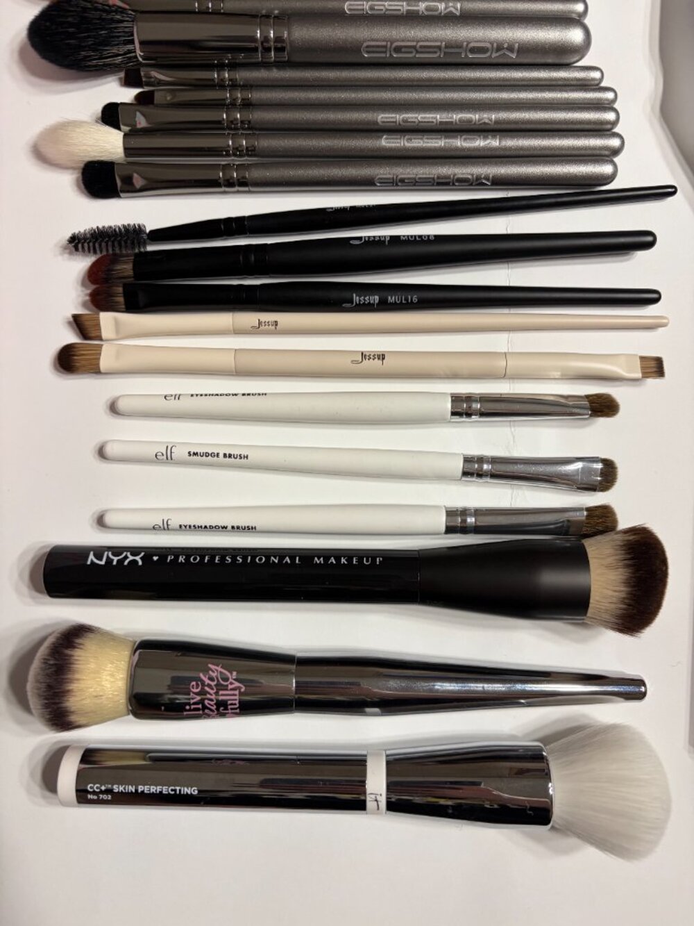 LOT: Makeup Brushes (31) with Estee Lauder Cosmetic Bag and Brush Cleaning Pad - Picture 2 of 14